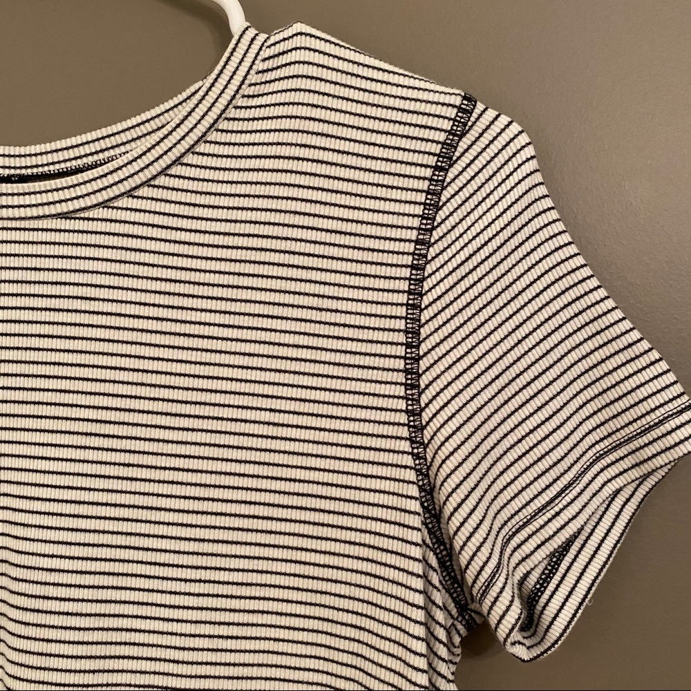 American Eagle Black & White Cropped Striped Tee - Picture 3 of 6